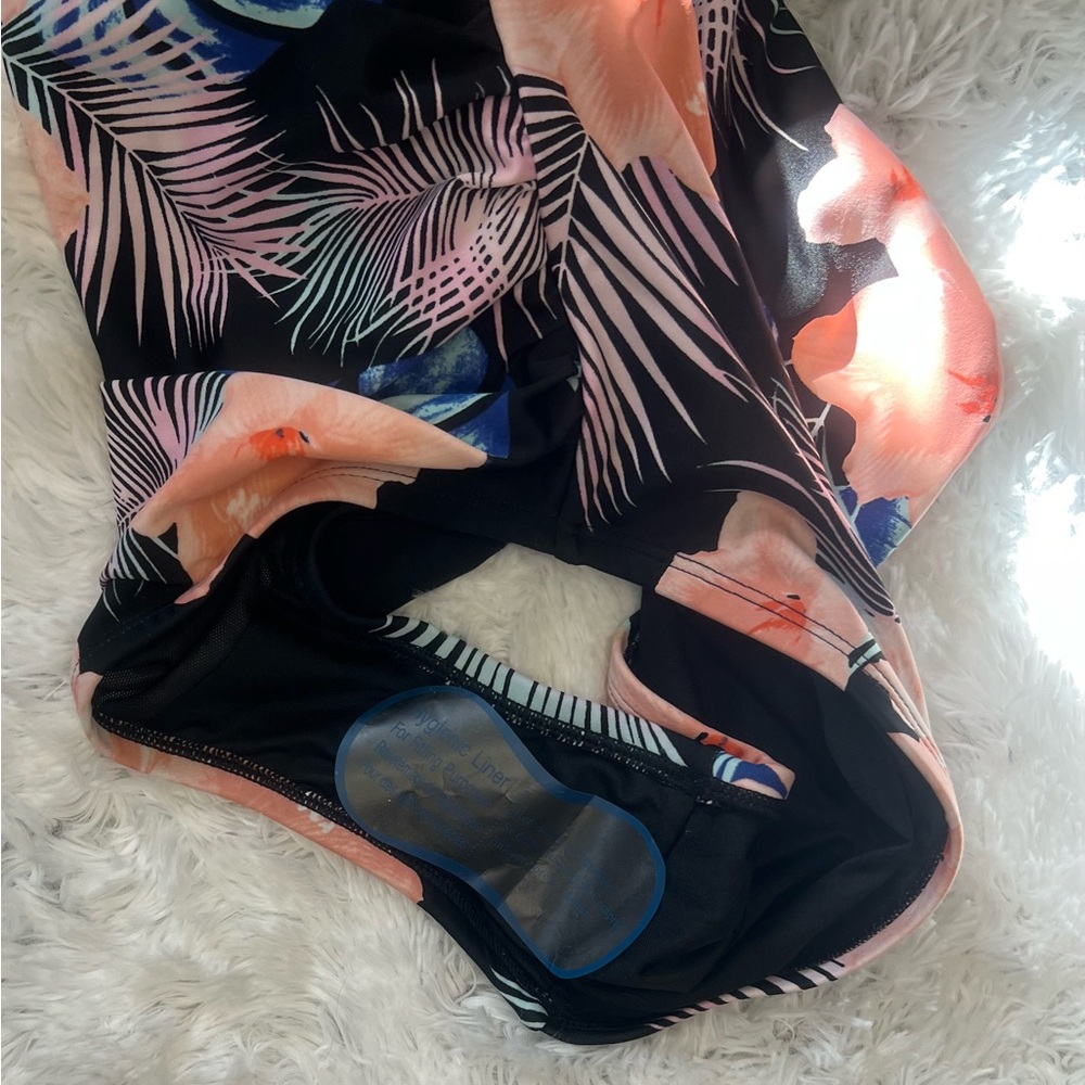 ☀️NWT DKNY tummy control swimsuit. Size large - Picture 6 of 8